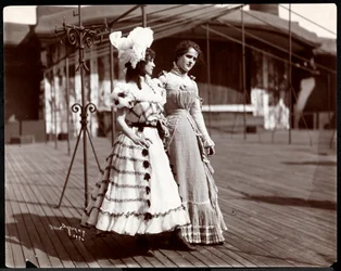 Dwie aktorki w przebraniu próbują na dachu prawdopodobnie New York Theatre, Nowy Jork, 1900 (srebrny odbitka żelatynowa)